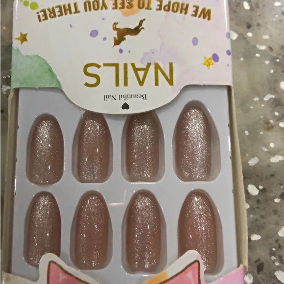 Beautiful Press-on Nails for women - Picture 2 of 2